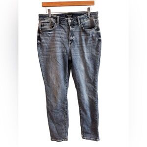 Judy Blue Light Wash Boyfriend Fit Jeans. EUC